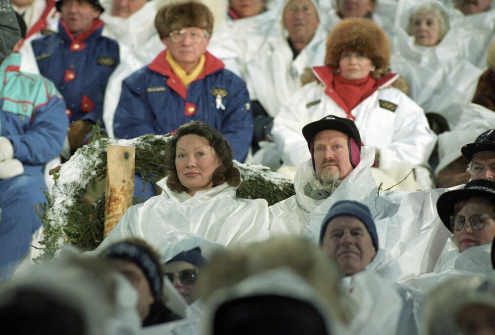 <b>ÅPNINGSSEREMONIEN:</b> Daværende kulturminister, Åse Kleveland, sammen med sin mann, Oddvar Bull Tuhus, på tribunen under Lillehammer-OL. Juan Antonio Samaranch sitter bak dem.