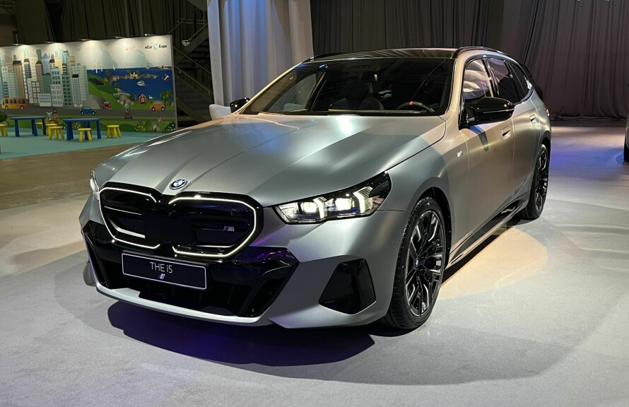 PLUG & CHARGE: Helt nye BMW i5 Touring er også blant de første elektriske modellene som kan ta i bruk Plug&Charge-teknologi med muligheten til å samle flere ladeavtaler. Alt kunden trenger å gjøre er å koble ladekabelen til ladeporten på bilen – og nødvendige data vil automatisk flyte via ladekabelen slik at bilen autentiserer seg selv.