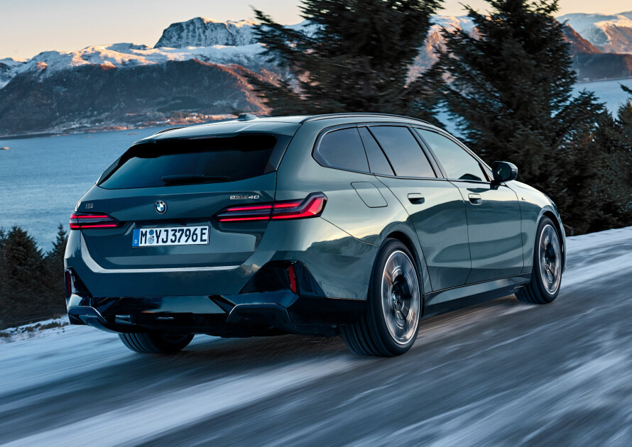 Hemmelig besøk: Rett før jul var BMW på hemmelig besøk i Norge for å ta bilder av BMW i5 Touring blant norske fjell og hav på Stadlandet.