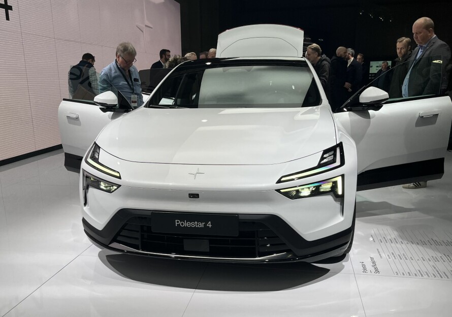 Lykter: Polestar 4 kommer med Dual Blade-lamper.
