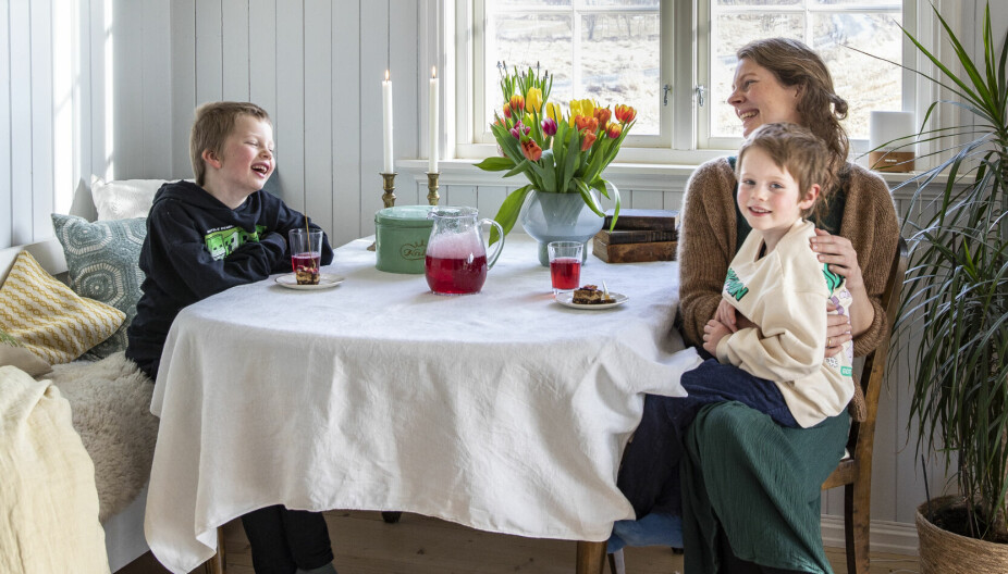 <b>KOS I SPISESTUA:</b> Barna John Sigurd og Theodor gleder seg til ei koselig stund med mamma Karoline i spisestua.