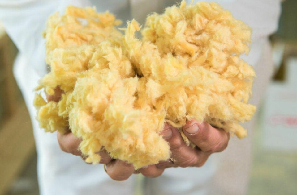 BLÅSE INN ISOLASJON: Å blåse isolasjon inn i en konstruksjon kan være et alternativ i både tak, vegg og gulv. Men det er ikke noe man gjør selv fordi det stilles krav til blåseutstyr.