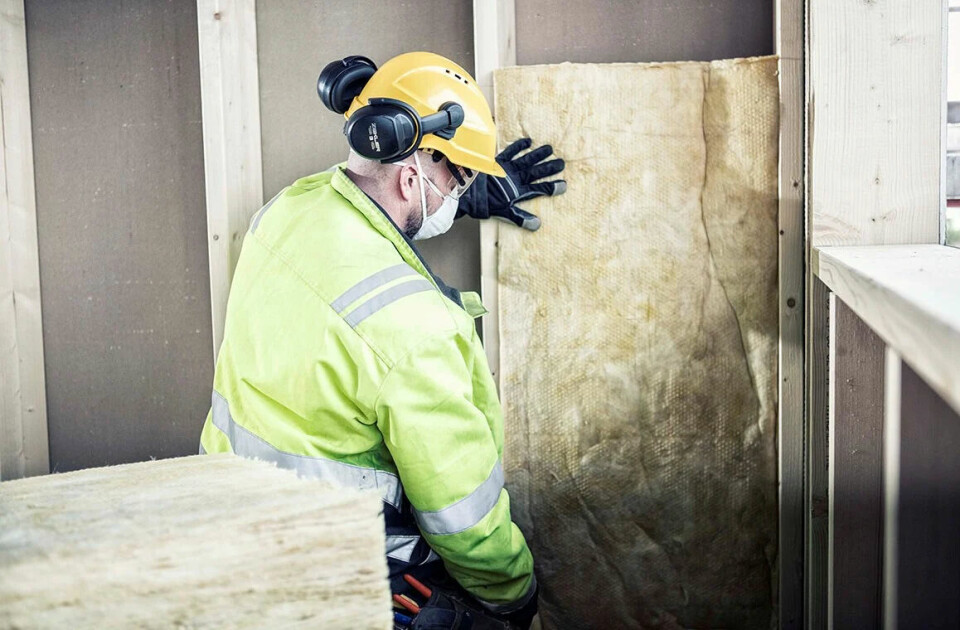 ETTERISOLERING: Det finnes mange måter å isolere på, men en god løsning er å løsne panelet og fylle veggen med Glava 38, før du dekker med panel eller plater igjen. – Skal du isolere mot yttervegg, bør du velge Glava Proff 34, siden den har bedre varmeisolerende effekt, sier Knut Olav Brecke, teknisk rådgiver i Glava.