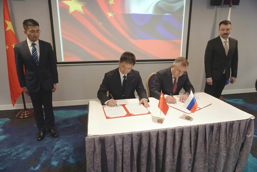 <b>MURMANSK:</b> Representanter for kinesisk og russisk kystvakt signerte i april 2023 en intensjonsavtale om aktivt maritimt samarbeid.