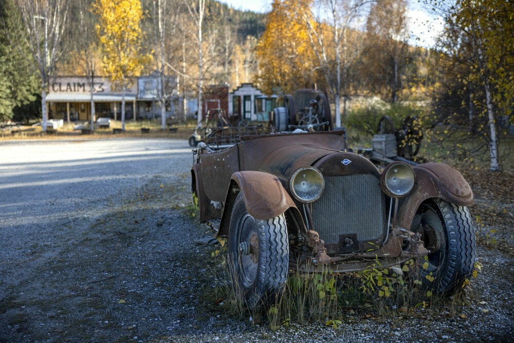<b>ETTERLATT:</b> Utstyr, biler og mye annet, står igjen som vitnesbyrd om drømmer som ble forlatt i Klondikes gamle dager.