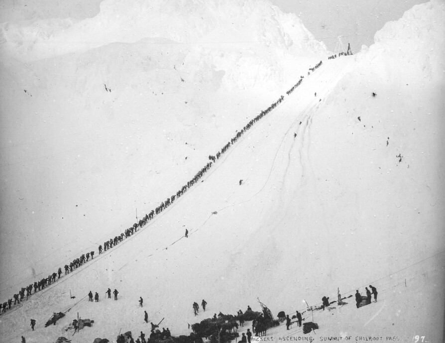 <b>TUNGT LASTET:</b> Gullgravere og lykkejegere i kø over Chilkoot-passet på vei til Klondike. − De døde måtte stables i hauger, beskrives det i en historisk bok. Vi Menns fotoreporter Johnny Haglund har besøkt området.