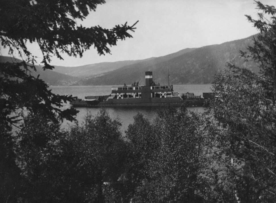 80 ÅR SIDEN: Jernbanefergen D/F Hydro hadde to tidsinnstilte bomber om bord da den la fra kai på Mæl ved Tinnsjøen 20. februar 1944. Om bord var også 47 passasjerer.