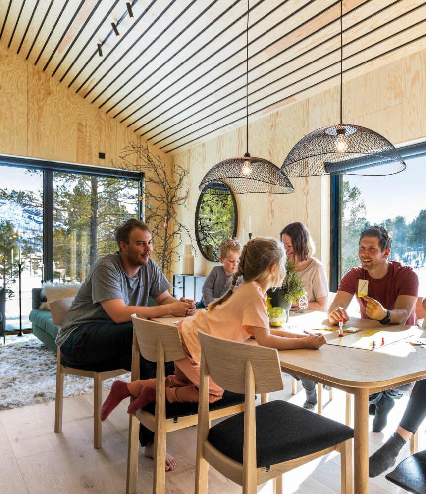 HØYT UNDER TAKET: Store vinduer og høyt under taket kan gi problemer med akustikk.