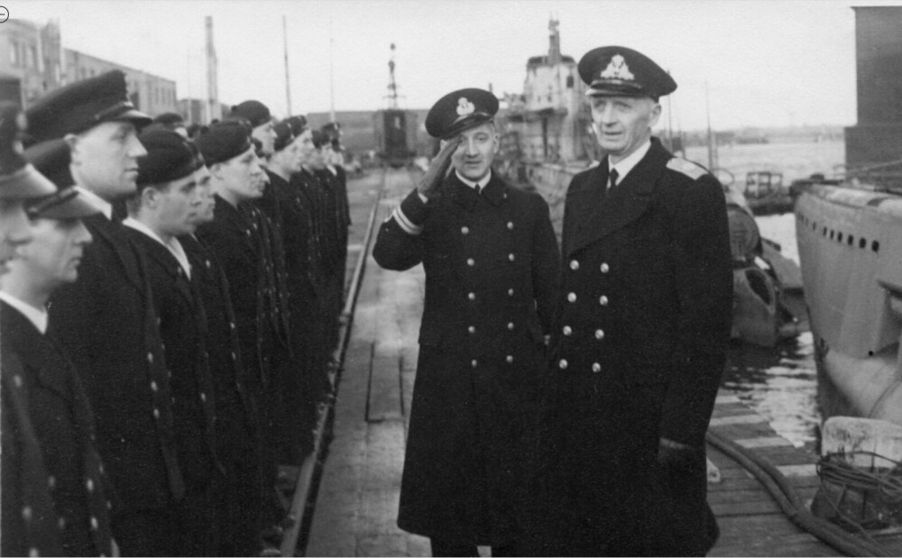 <b>OVERTAGELSE:</b> Fra overtagelses­seremonien for «Uredd» 7. desember 1941. Kontre­admiral Elias Corneliussen (til høyre) inspiserer besetningen.