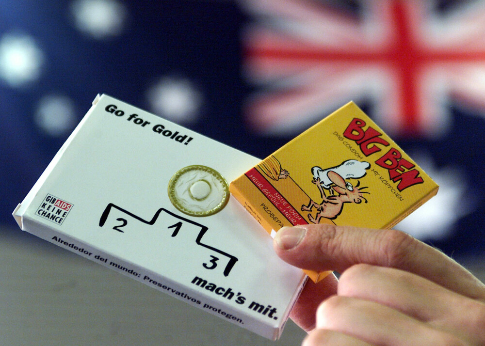 <b>TO TIL HVER:</b> Gå for gull, lyder oppfordringen på kondom­pakkene som inngikk i tyskernes standardutstyr før OL i 2000. Pakken inne­holdt to kondomer. Vesentlig mer ventet i del­­tager­­landsbyen.