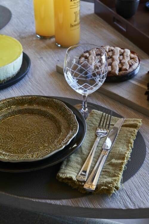 RUSTIKT OG ELEGANT: Bordet er dekket til lunsj med Sthål servise fra Moio, og glass og linservietter fra Home &amp; Cottage.