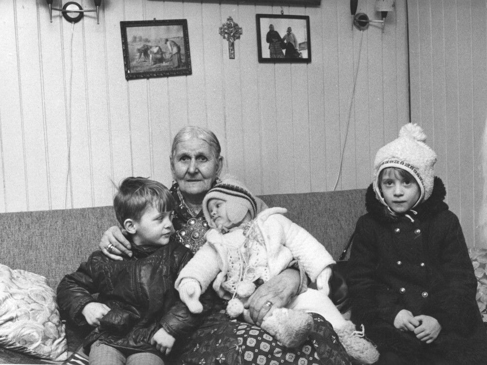 <b>OLDEBARN:</b> Noras far var minstebarnet til Tater-Milla som etter hvert fikk flere ­1barnebarn og oldebarn, her er oldebarna Rita, Karl og Lena på besøk.  