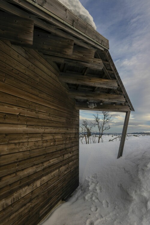 SPENSTIGE FORMER: Det store takutstikket beskytter ytterveggen på Snøfonna-hytta.
