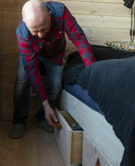 SMART: Henning har laget praktiske skuffer under sengene.