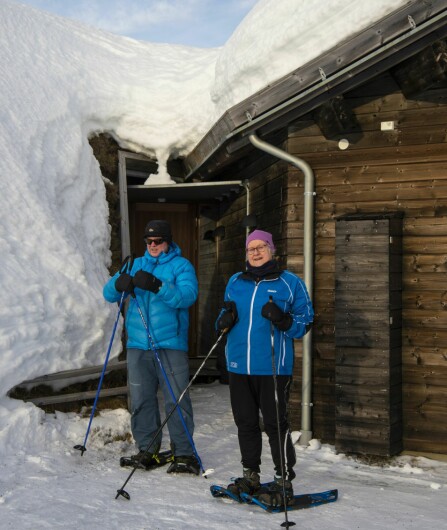 UT PÅ TUR: Henning og Berit utenfor inngangen til hytta. Med truger kan de oppsøke spennende naturområder hvor det ellers nesten ikke går folk.