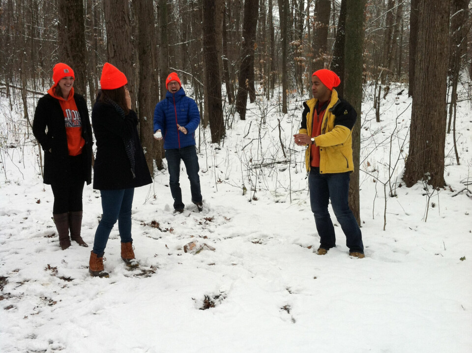 FANT NYE SPOR: Jusstudenter fra rettshjelpsgruppen Michigan Innocence Clinic på befaring på stedet de to jegerne ble funnet drept i 1990. Bildet er fra 2014.