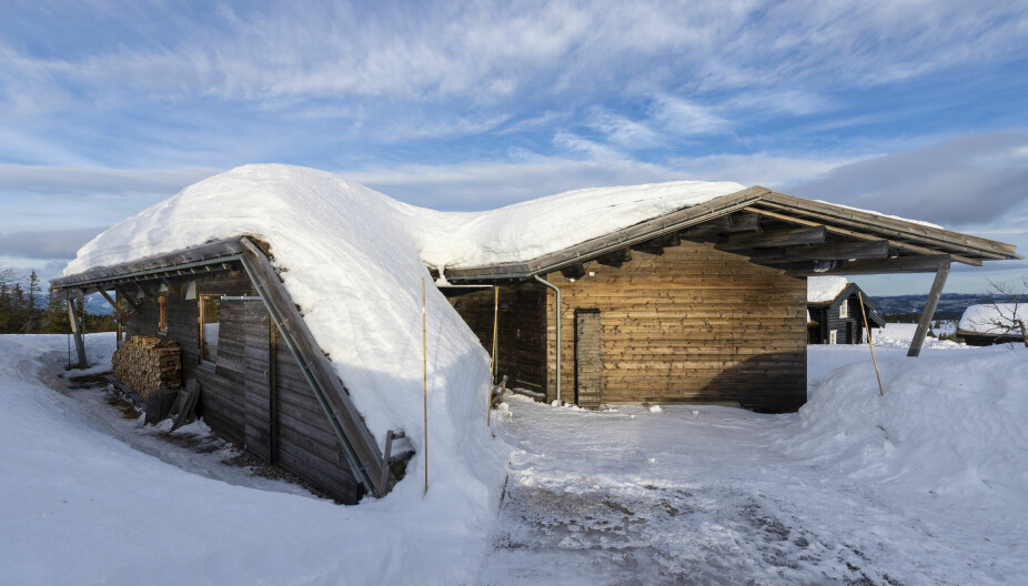 SNØFONNA: Her ser vi hvorfor denne hytta har fått navnet Snøfonna. Noen ganger er det metervis med snø her oppe, og da forsvinner bygningen nesten helt i snømassene.