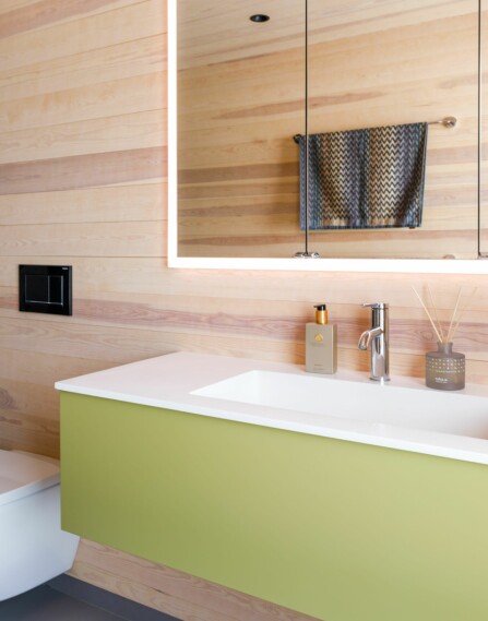 PÅ BADET: Grønnfargen på badet er en av Anne Synnøves favorittfarger. Skapet og speilet er fra Dansani.