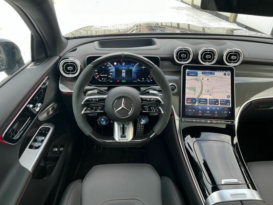 KARBON: Det som ser ut som karbon er karbon. AMG-rattet er en kombinasjon av karbon og mykt kunststoff. MBUX infotainmentsystemet har ulike AMG-spesifikke displayer og funksjoner.