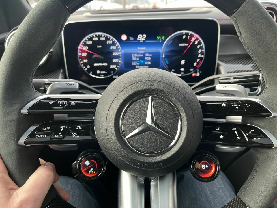 ILLEVARSLENDE: Fra kjølig blåfarge i komfortmodus til illevarslende rødt i Sport+. Med bryteren til venstre kan du blant annet justere karakteren på dempingen og lyden.