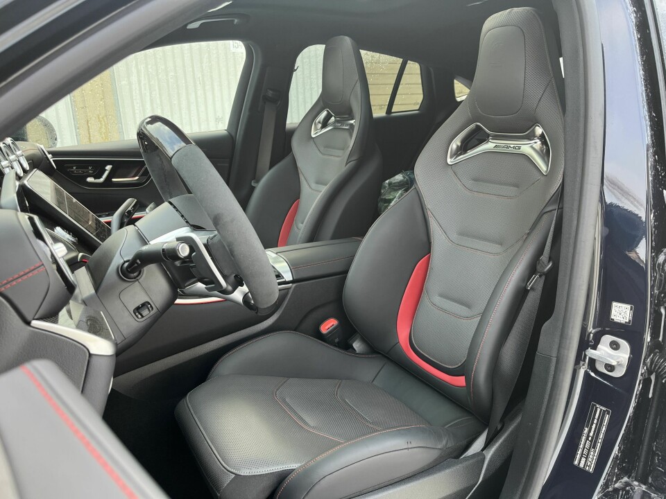 OVERRASKER: Setene har kombinasjonen AMG og Performance, noe som ikke signaliserer komfort, men de er faktisk meget gode å sitte i.