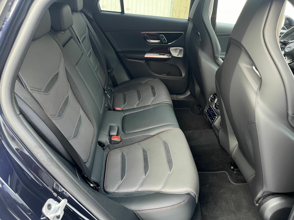 PÅ ANDRE RAD: Beinplassen i baksetet er ikke GLCs styrke. Taklinjen gjør at det i tillegg føles trangt.