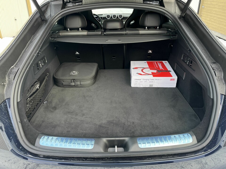 BESKJEDENT: Bagasjerommet er på 390 liter, som er 155 liter mindre enn standard GLC. Omformer og annet utstyr til drivlinjen stjeler plass.