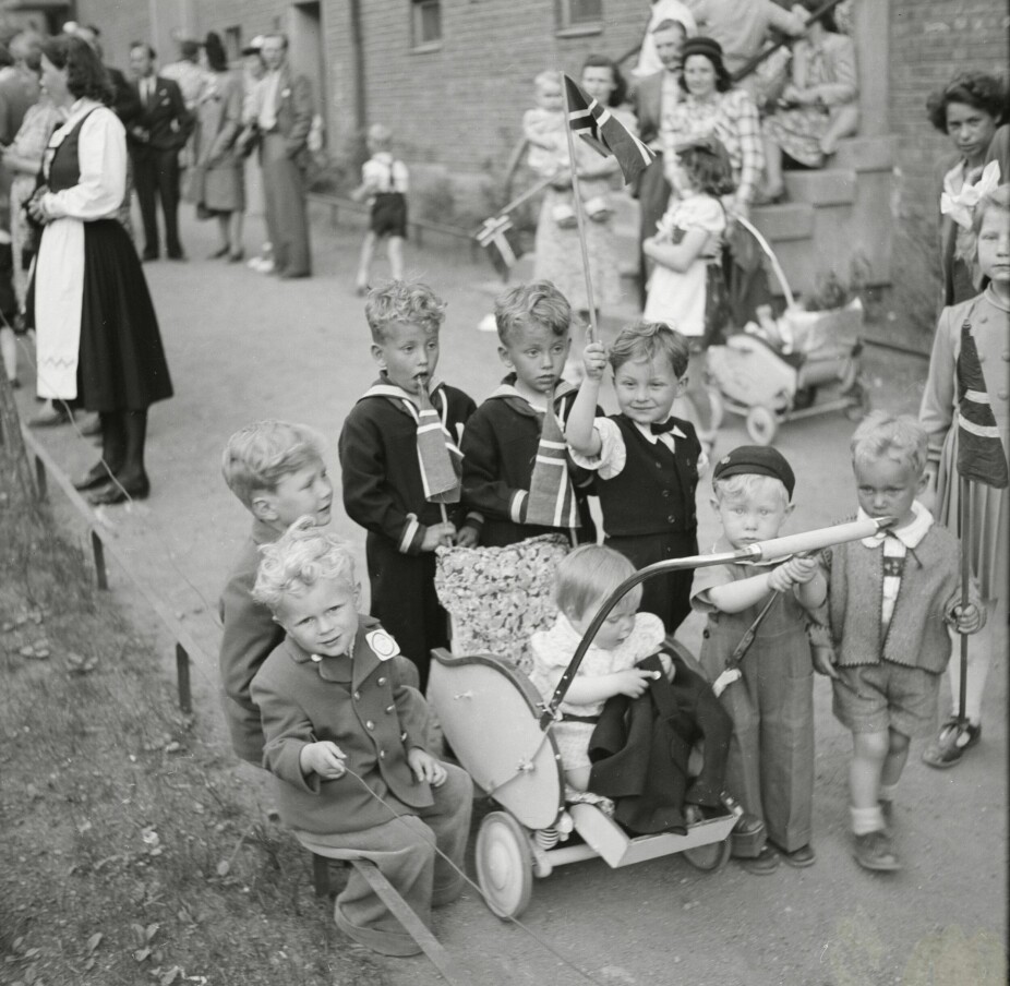 <b>FOLKSOMT:</b> Festglade barn i bakgården på borettslaget fotografert under en 17. mai-feiring like etter at krigen var ferdig. 
