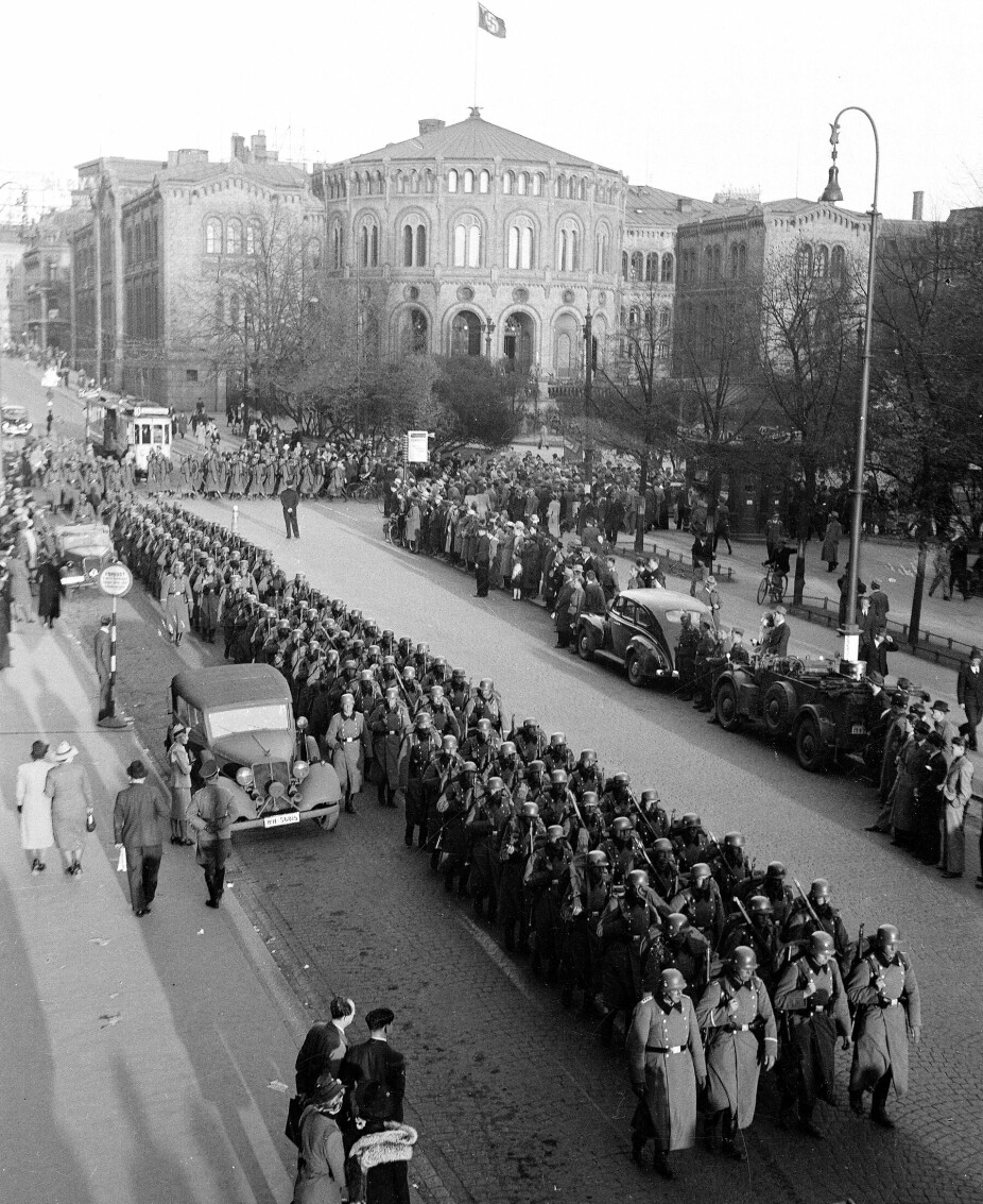<b>OKKUPASJONEN:</b> 10. mai 1940 ankommer tysk politi Oslo. Her paraderer de på Karl Johans gate.