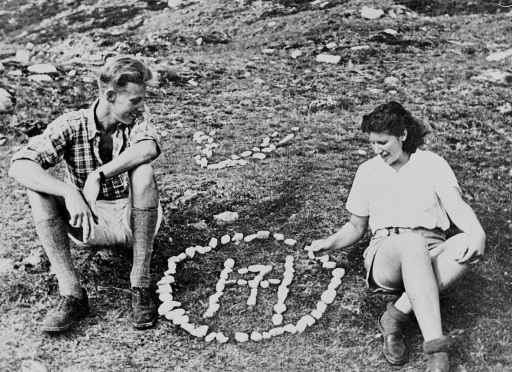 <b>SIVIL MOTSTAND:</b> Overalt i Norge kunne man finne kong Haakons monogram, H7, teksten Leve Kongen, eller V-tegn. Her har et ungt par skrevet H7 med hvite steiner. Bildet er tatt i krigsårene. 