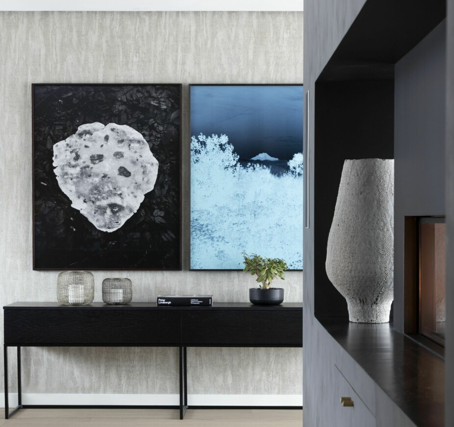 <b>BLIKKFANG:</b> Bildene på veggen, «Luftslott» og «Himmellegemet», er av den nordnorske kunstneren Linn Pedersen, som også er utstilt på Nasjonalmuseet. Tapetet Belitung Metal Wallpaper er fra Elitis.