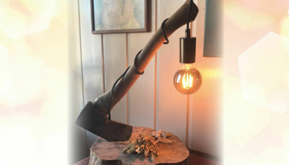 BORDLAMPE: – Nå har bestefars øks fått nytt liv igjen, sier Gøril Skalstad.