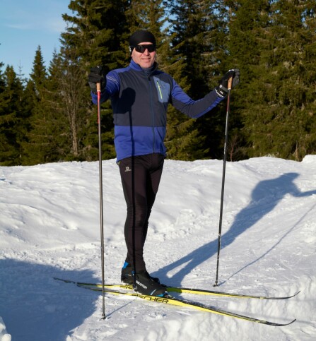 FINE TURER: Thomas stortrives med å gå på ski med hytta som utgangspunkt for turene.