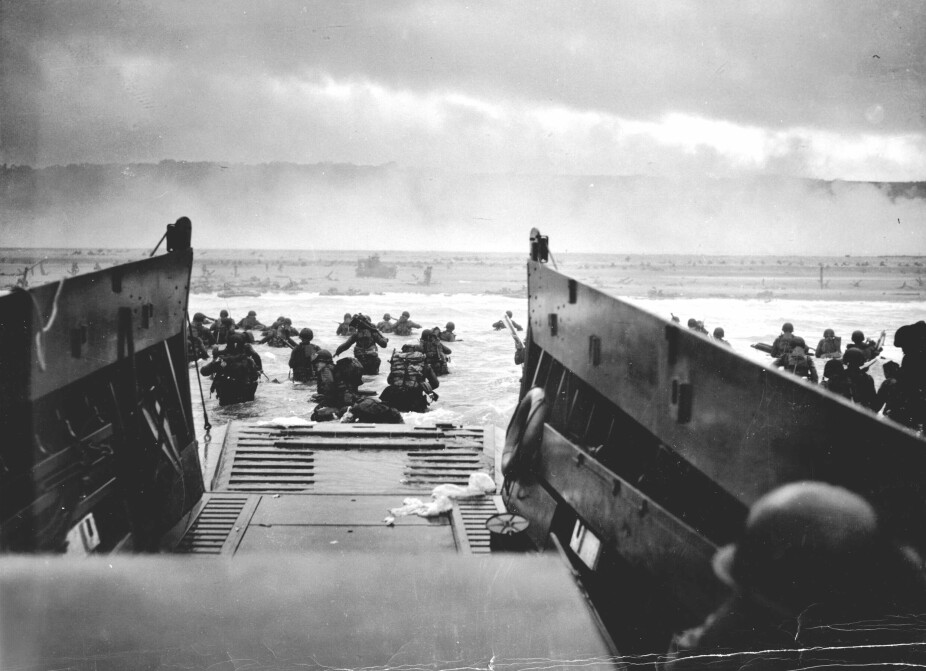 <b>HELVETE LØS: </b>Amerikanske soldater vasset i land på strandavsnittet med kodenavn Omaha beach 6. juni 1944