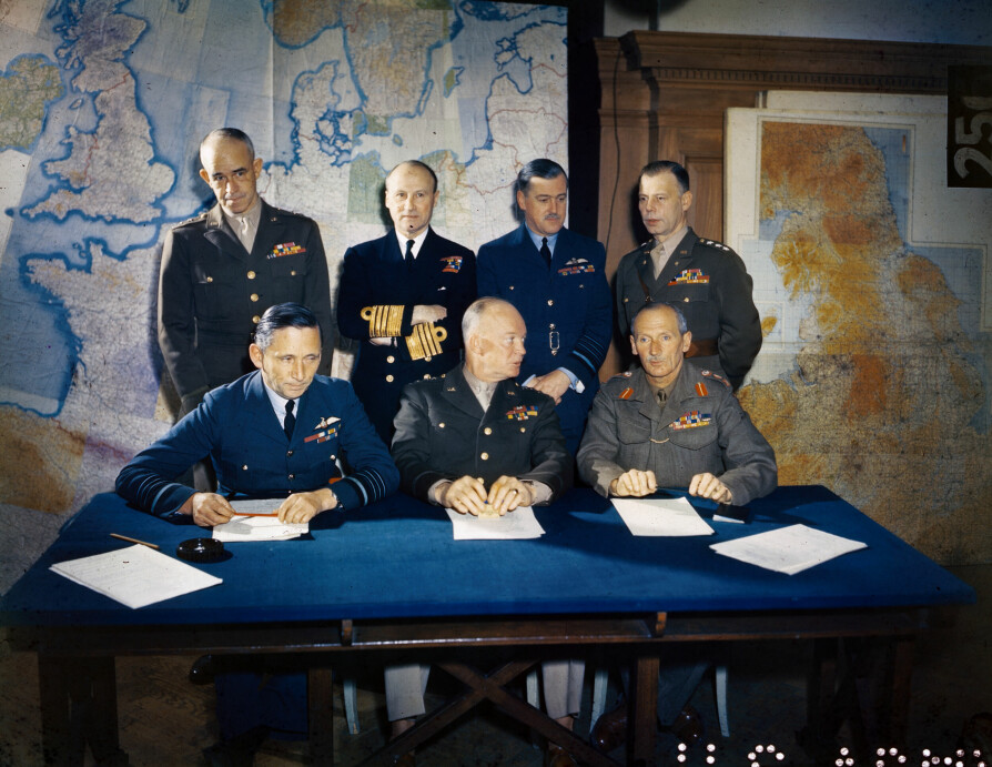 <b>RYSTET:</b> General Dwight D. Eisenhower (i midten foran) ledet staben som planla invasjonen i Normandie. I største hemmelighet hadde de utstyrt sentrale deler av operasjon Overlord med kodenavn.