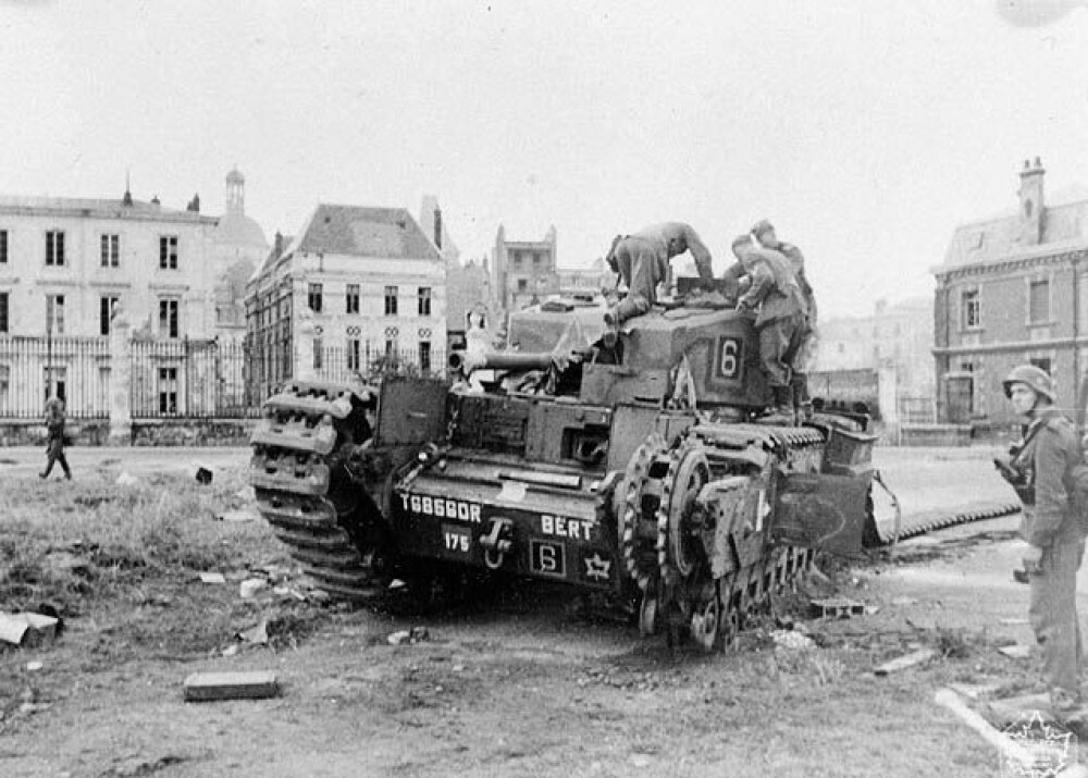 <b>FADESE:</b> Tyske soldater studerer en kanadisk stridsvogn etter at det allierte forsøket på landgang i franske Dieppe i 1942 gikk på tverke. Bare kort tid før det mislykkede angrepet var «Dieppe» løsningsord i avis­kryssordet fra The Telegraph.