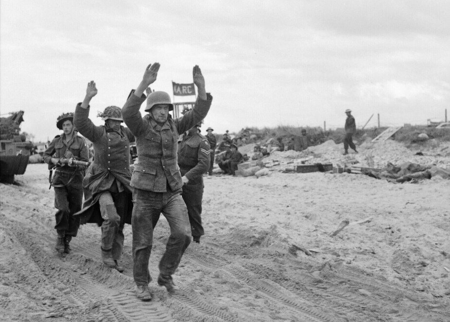 <b>REAGERTE IKKE:</b> Tyske soldater tatt til fange på stranden i Normandie på D-dagen. Ingen ting tydet på at den tyske forsvarsledelsen hadde fått med seg at invasjonen var på gang.