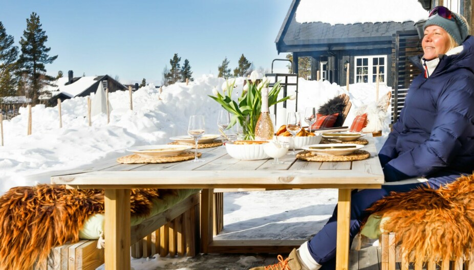UTEMØBLER: Bordet har Karina laget selv av overskuddsmaterialer fra terrassebyggingen.