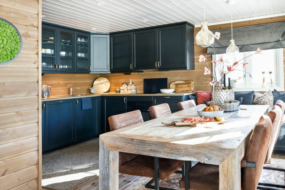ÅPEN LØSNING: Kjøkkenet Lerhyttan fra Ikea ligger litt tilbaketrukket, men likevel åpent mot stuen. Spisebordet er et bruktkupp fra Home &amp; Cottage.