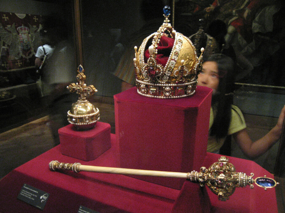 <b>STIVPYNTET:</b> De østerrikske keiserne smyk­ket seg med kron­regalier som blant annet omfattet et septer, laget av narhvalspyd i 1665 av ­<br>juvel­eren er Andreas Osen­­bruck.