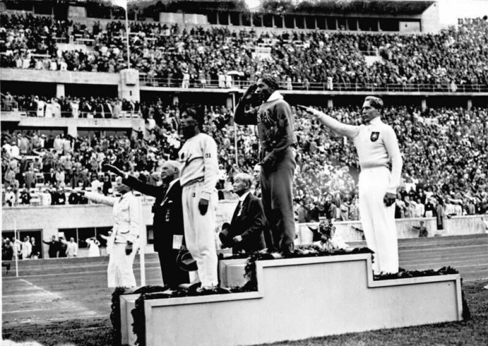 <b>SPONSOR-SEIER:</b> Jesse Owens inntok toppen av seierspallen i Dassler-sko under det nazi-pregede OL i Berlin i 1936. Hitler ble rasende over resultatet til den første sko-sponsede fargede deltageren, for Dassler-brødrene ble Owens gull en kjempe PR-suksess.