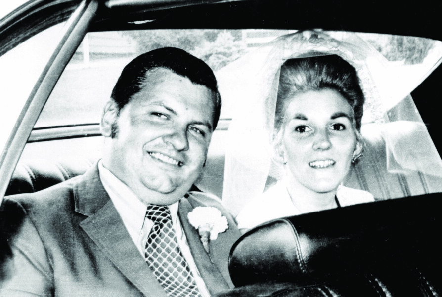 <b>VELLYKKET FASADE:</b> John Wayne Gacy giftet seg med Carole Hoff i juni 1972. Da hadde Gacy allerede drept for første gang og seriemorderen var i støpeskjeen. Hoff var Gacys andre kone, og trodde på hans forklaring da han fortalte at den forferdelige stanken fra kjelleren skyldtes mus.
