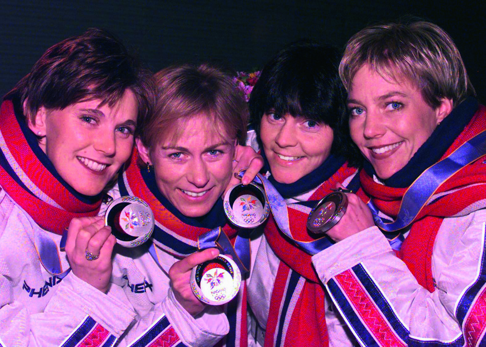 <b>NÆRE VENNINNER:</b> Anita (t.h.) har fortsatt kontakt med jentene på sølvlaget fra Nagano-OL, Bente Martinsen (nå Skari), Marit Mikkelsplass og Elin Nilsen.
