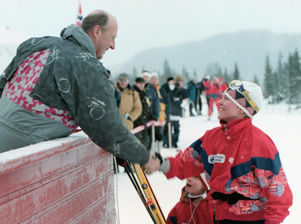 <b>HELT KONGE:</b> Anita blir gratulert av kong Harald i 1997 etter å ha vunnet NM i fem km klassisk. Datteren Karoline bivåner det rojale møte.