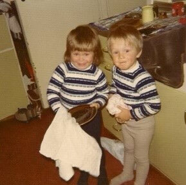 <b>KJØKKENTJENESTE: </b>Siv Jensen og broren Tom hjelper til med oppvasken hjemme på Majorstuen i Oslo.