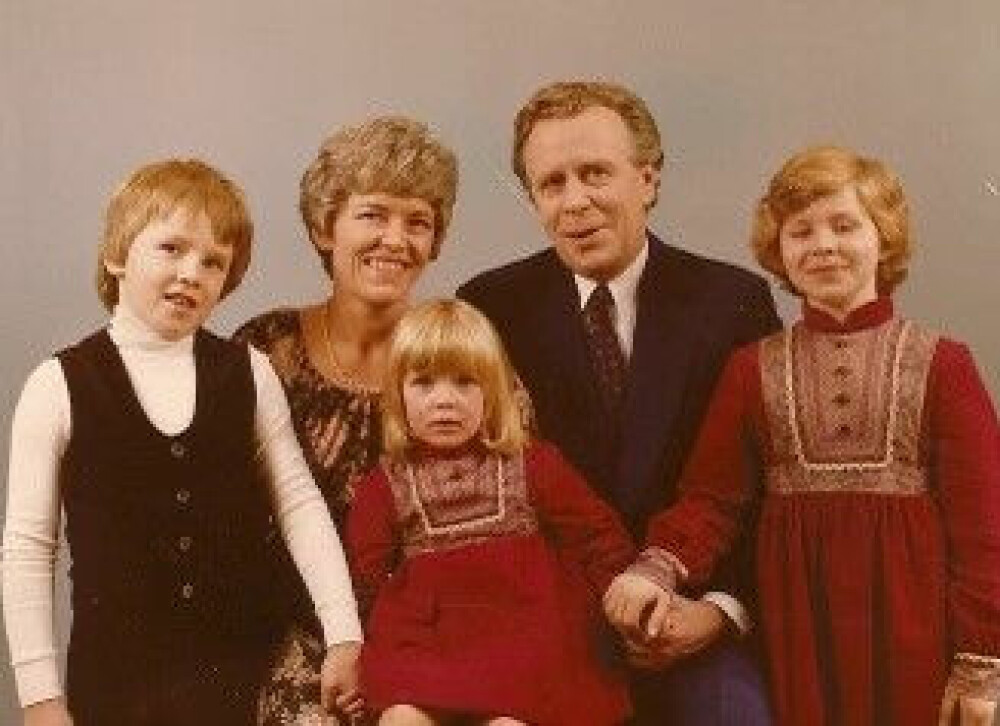 <b>FAMILIEIDYLL:</b> Mor Monica, far Tore, barna Tom, Nina og Siv foreviget hos fotografen. Siv Jensen sto allerede da på høyre flanke
