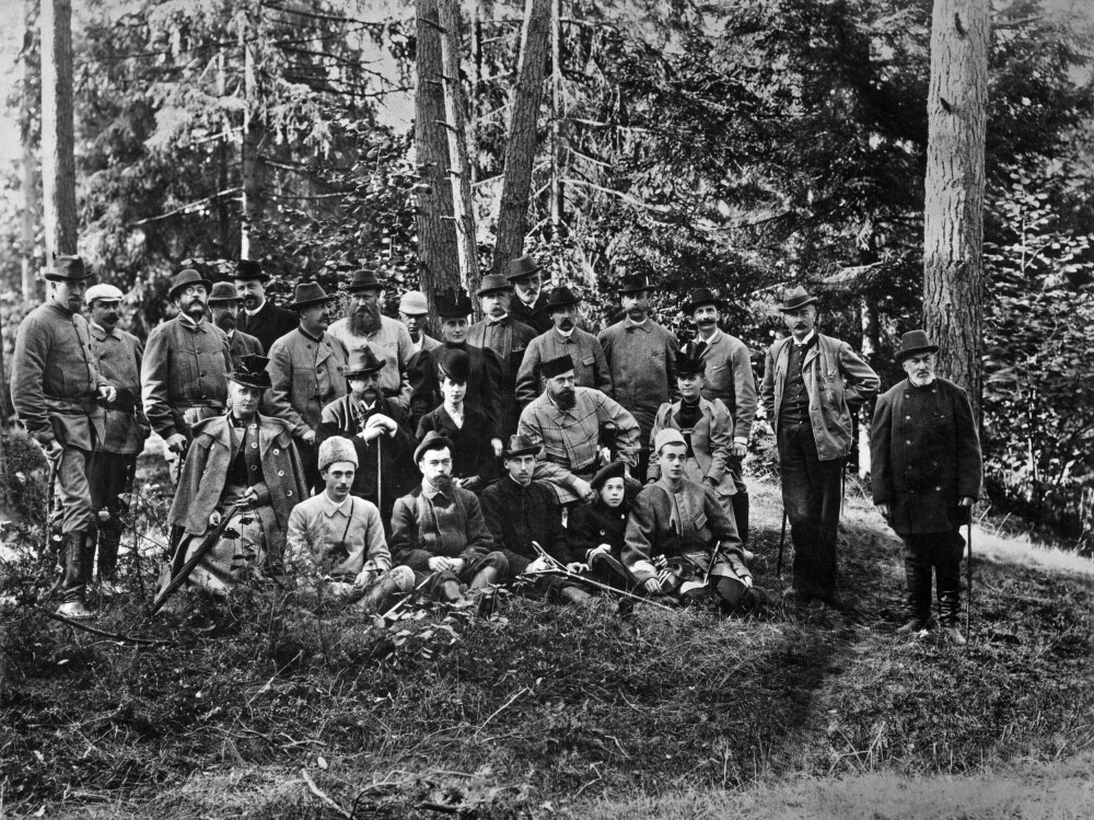 <b>RUSSISK JAKTLAG:</b> Tsar Nikolai II på første rad, nummer to fra venstre, med sitt jaktlag fra 1895.
