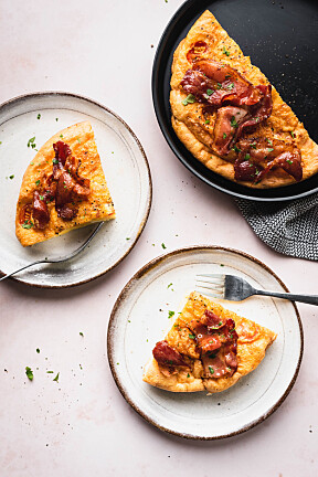 Omelett med bacon og tomat