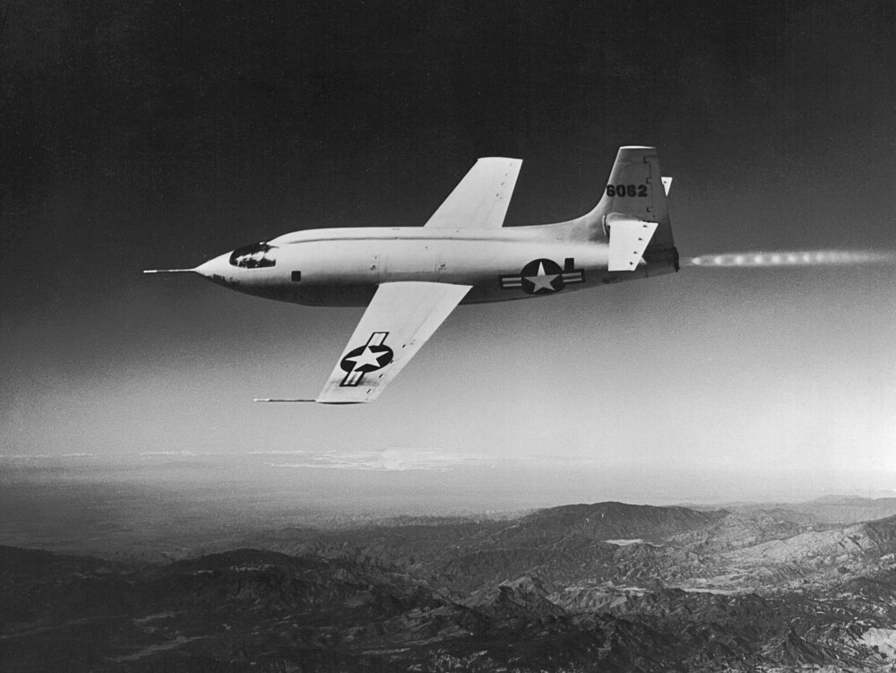 <b>FØRSTE SMELL:</b> Rakettflyet X-1 var det første som gikk gjennom lydmuren i 1947 med legenden Chuck Yeager bak spakene.