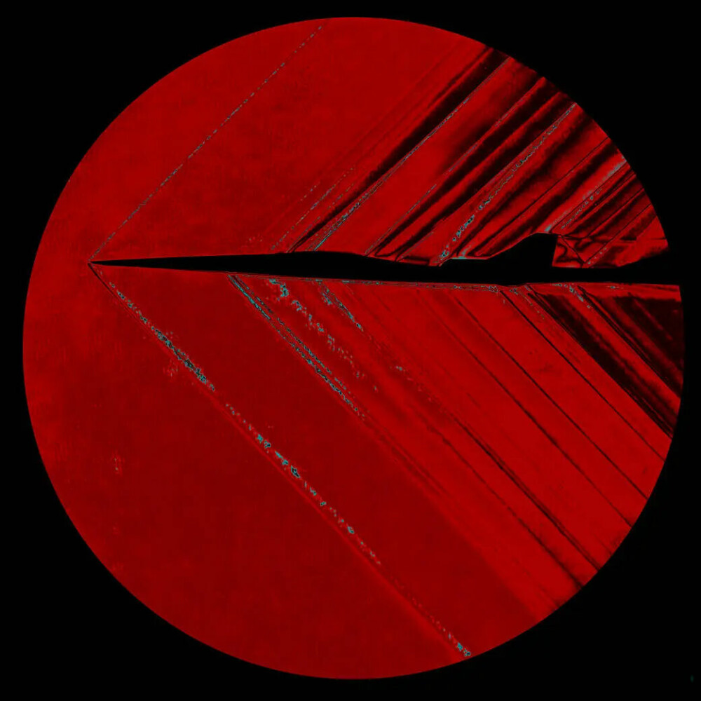 <b>SJOKKBØLGER:</b> Bildet fra en vindtunneltest viser hvordan overlydsbølger dannes rundt en flykropp. Fasongen til X-59 skal forhindre at de smelter sammen til to kraftige sjokkbølger.